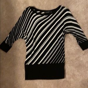Black white and silver 3/4 length sleeve top